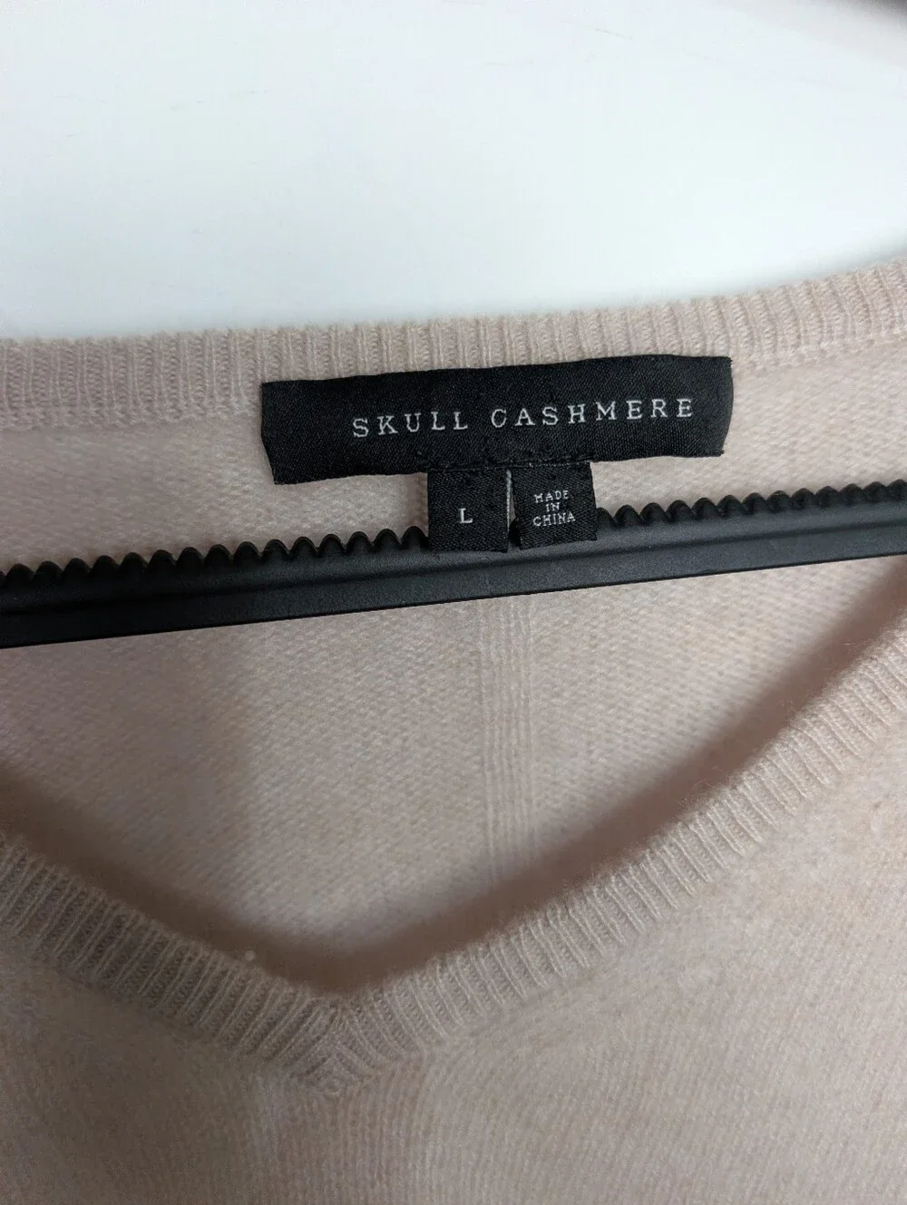 Skull Cashmere V-Neck Taupe Beige Tan Soft Comfy Quiet Luxury Sweater Size Large